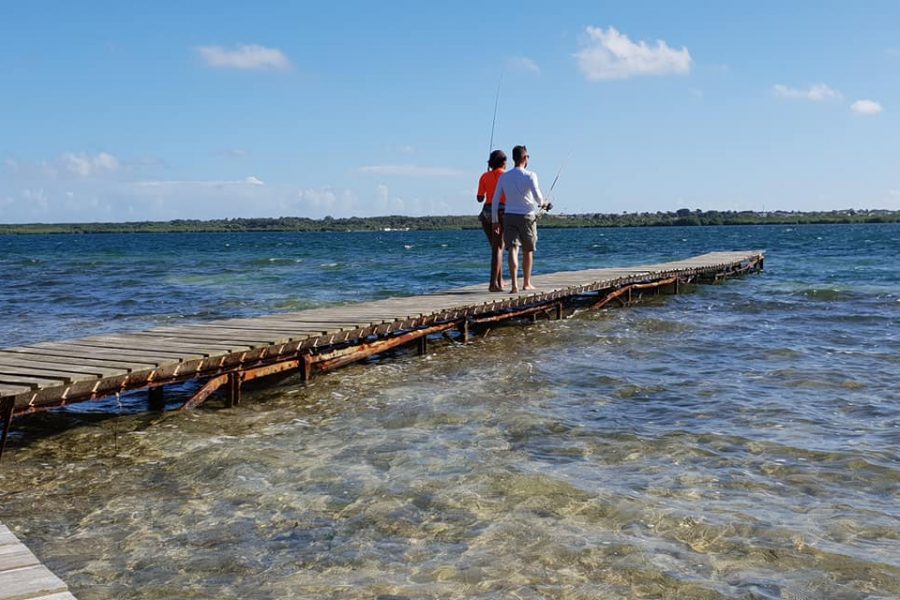 Apprentissage de la pêche malgré une météo difficile