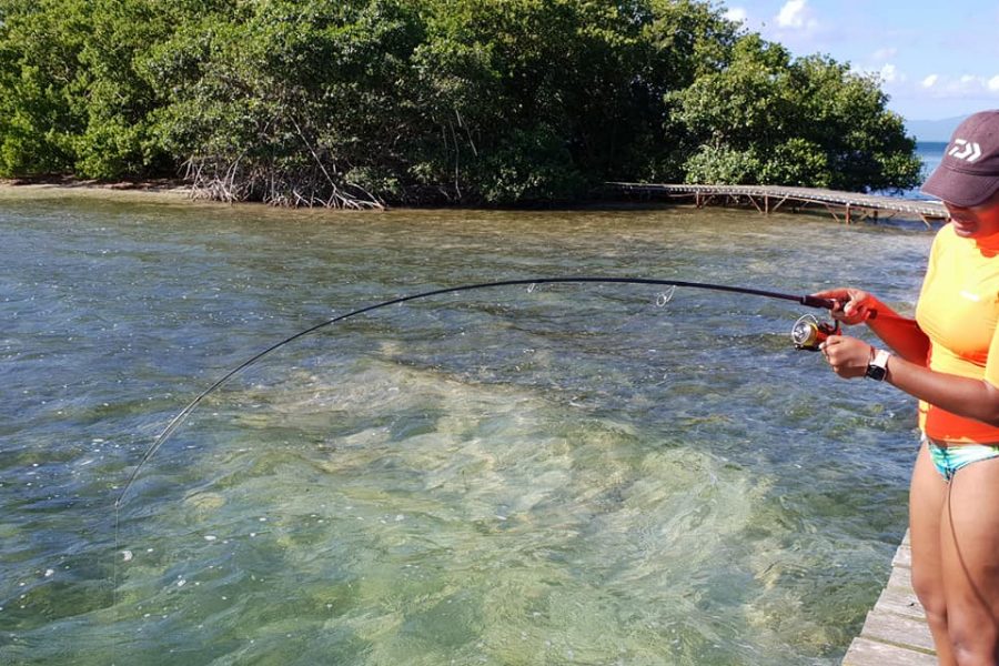 Apprentissage de la pêche malgré une météo difficile