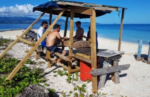 Détente sur un îlet du lagon de Guadeloupe entre amis
