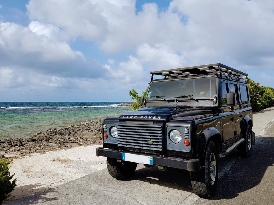 Le 4x4 est presque indispensable pour les petits sentiers de Guadeloupe et ses spots de pêche en eau douce.