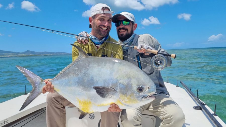 On pêche un permit à la mouche en Guadeloupe !